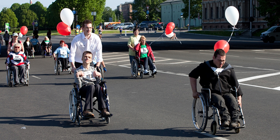 personer med funktionsnedsättning i rullstol